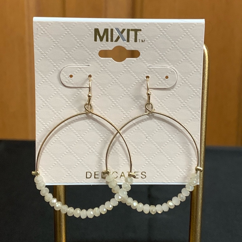 NWT Mix it gold tone beige bead earrings